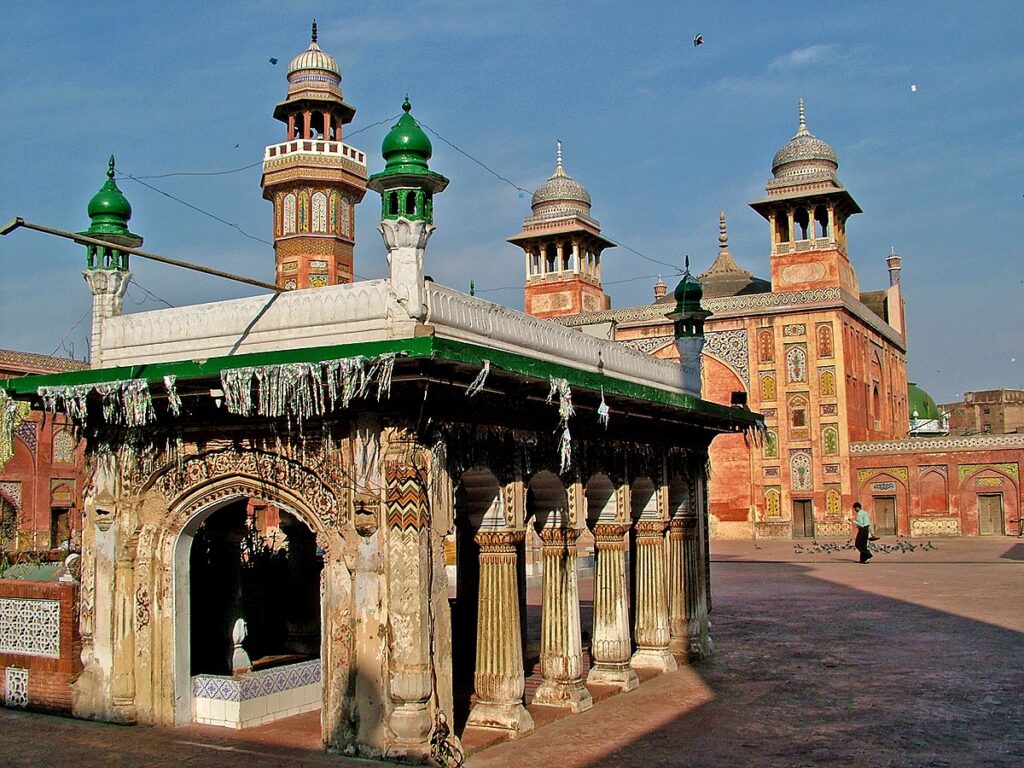 Shrine of Miran Badshah Syed Muhammad Ishaq Gazruni inside Wazir Khan Mosque