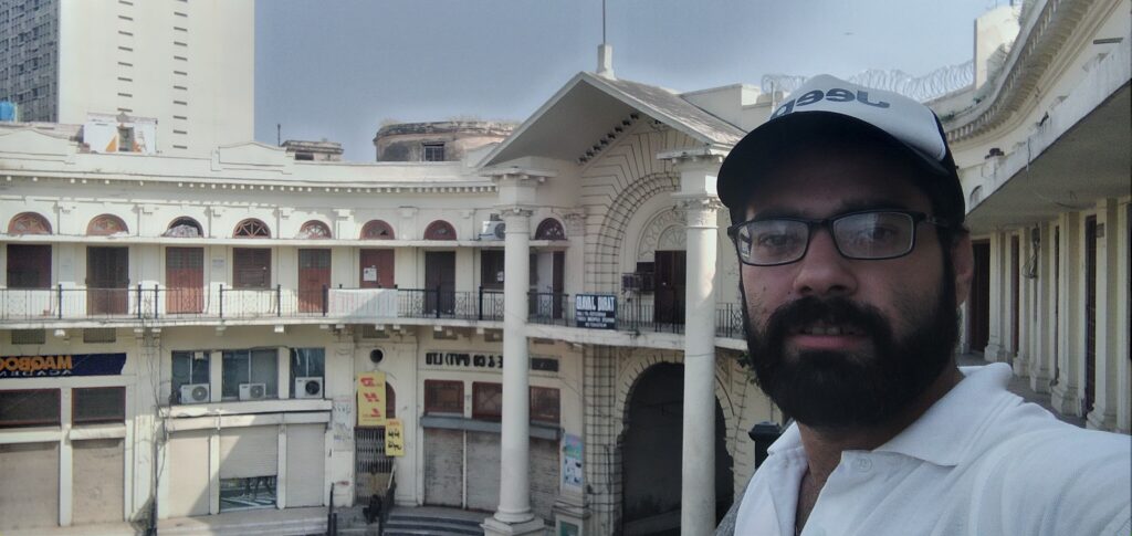 Saad zahid taking a selfie with colonial architecture in Lahore
