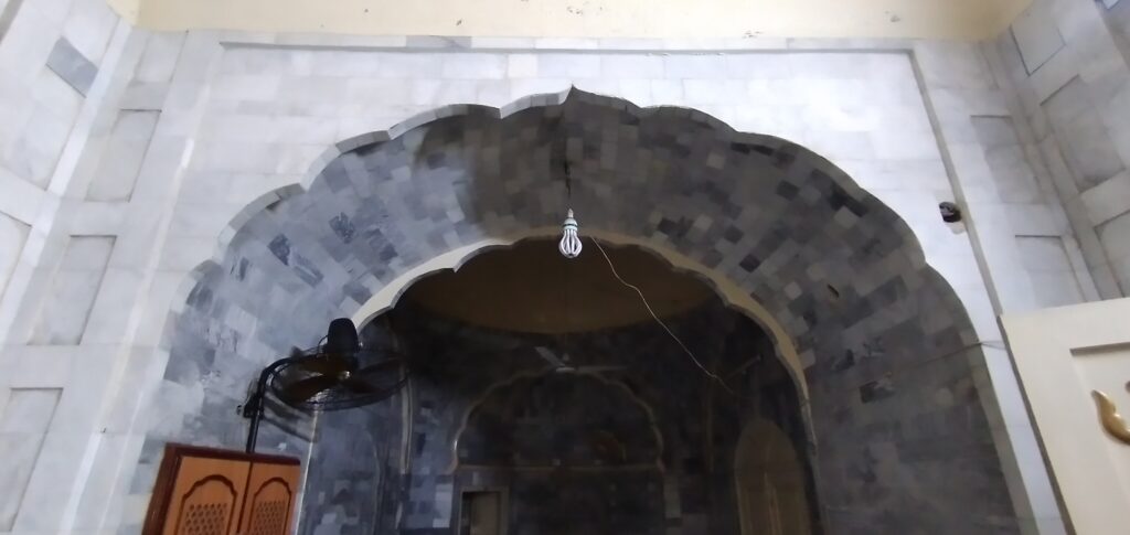 Interior architecture of Masjid Dai Ladoo showing high hall and Mughal style arches

Ancient wall or Nanak Shahi bricks