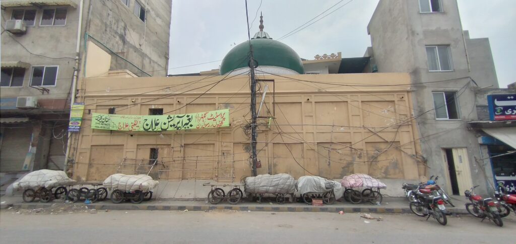 Historic view of Masjid Dai Ladoo located in Lahore Camera Market