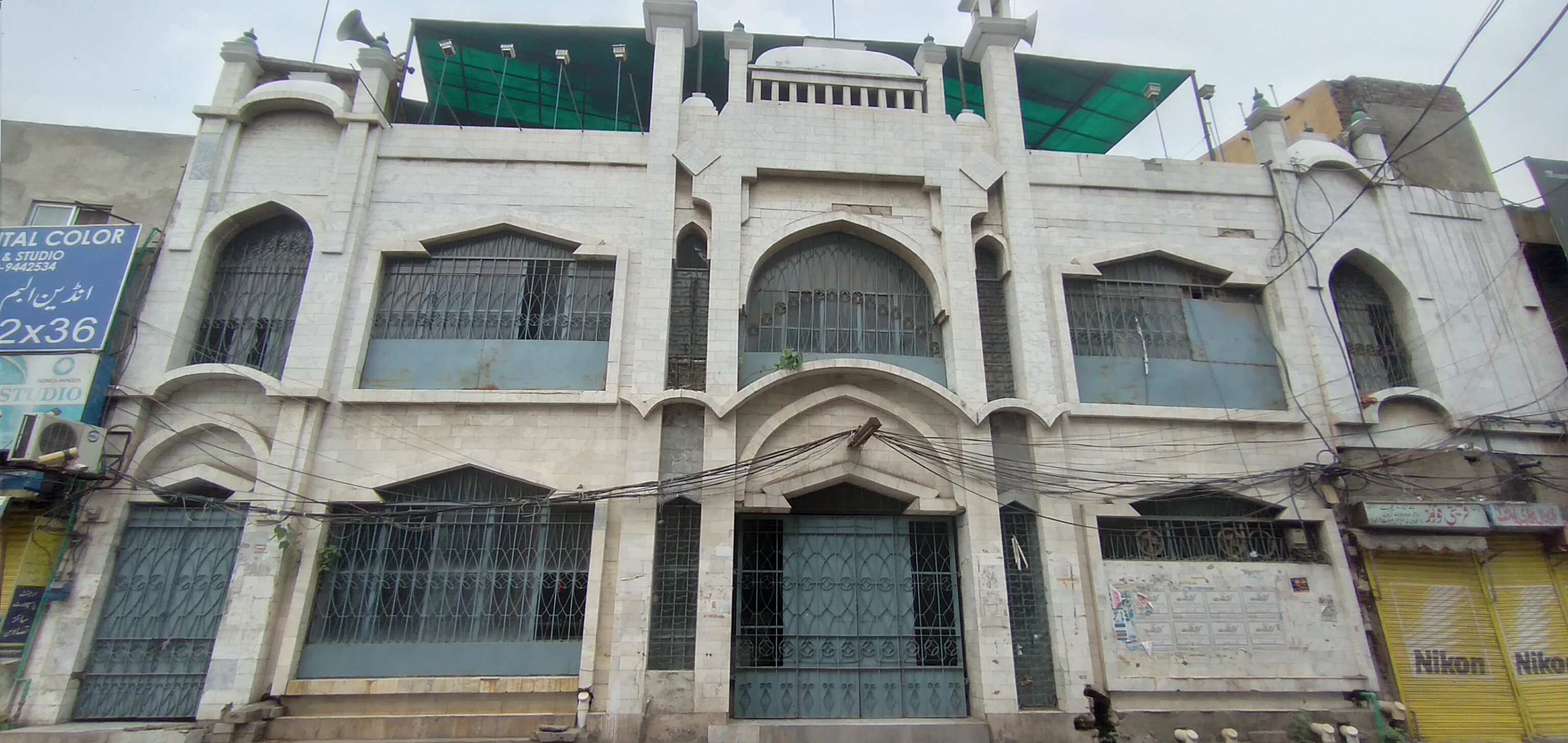 Lahore Historical Mosques. Masjid Dai Ladoo located in Lahore Camera Market