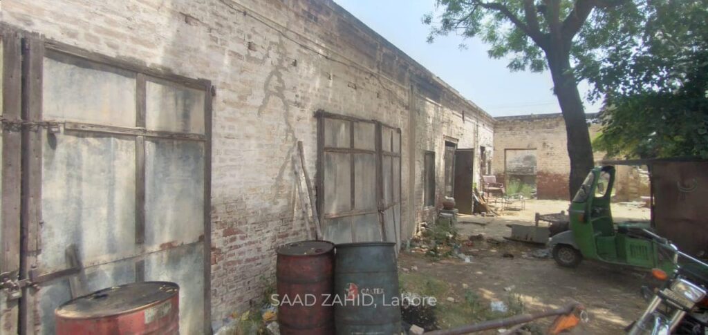 Decaying exterior of Lahore’s forgotten haveli
