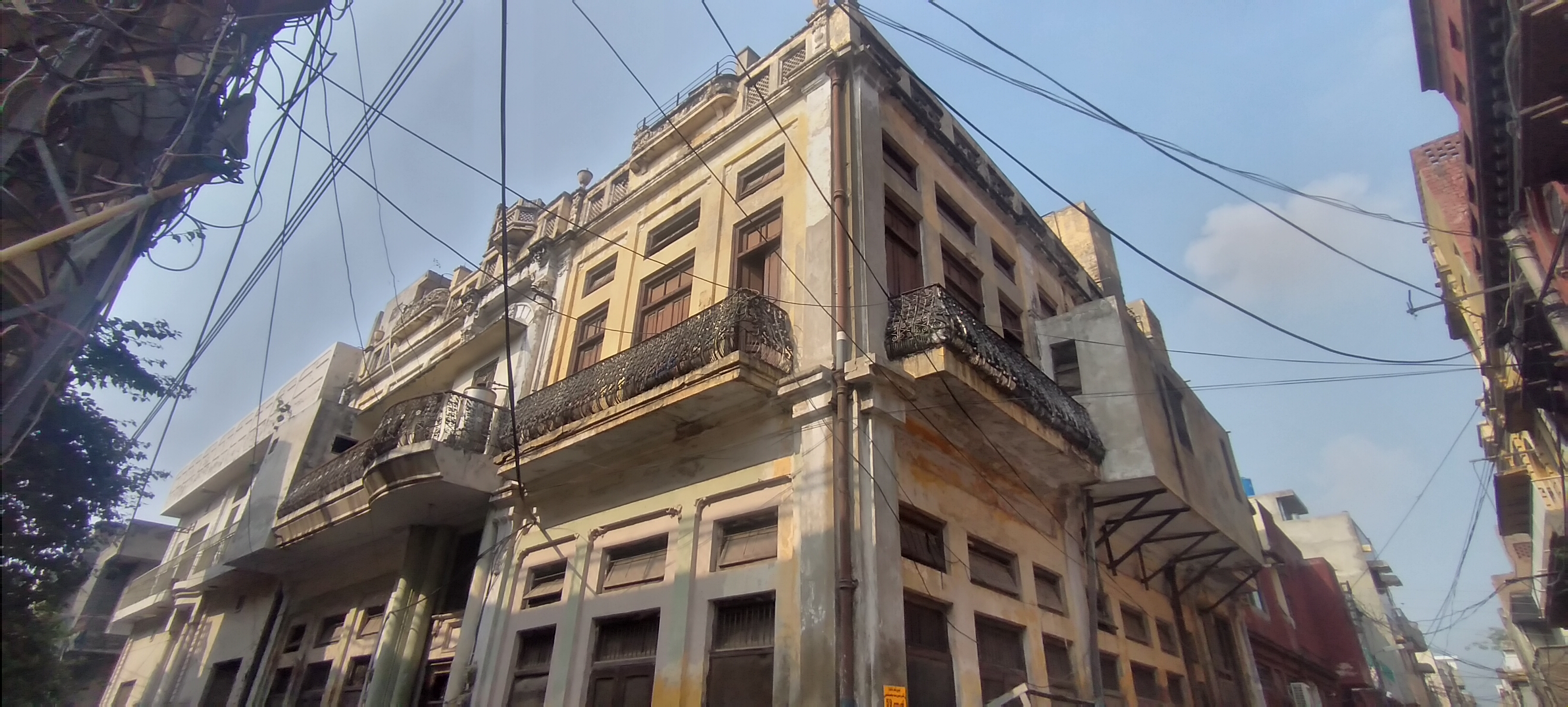 British Raj architecture in Lahore showing colonial era homes in Krishna Nagar