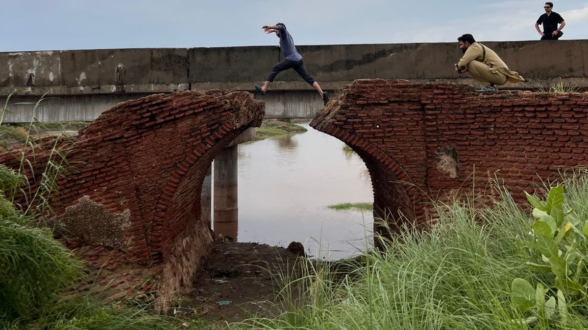 MUGHAL HERITAGE SITES IN PAKISTAN: A FORGOTTEN MUGHAL BRIDGE NEAR SHAHDARA
